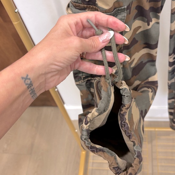 Levi’s Camo Cargo Pants - Picture 4 of 7